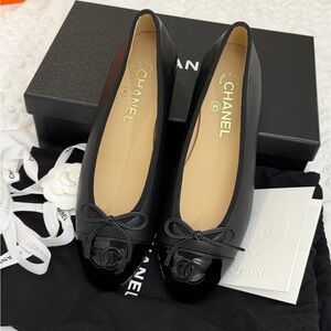 CHANEL Black Leather Patent Toe Ballet Flats 38 BNIB